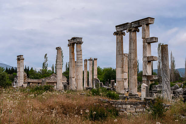 These statues on the wall in the ancient city of Aphrodisias attract attention. It is known that these statues belong to the Greek civilization.
