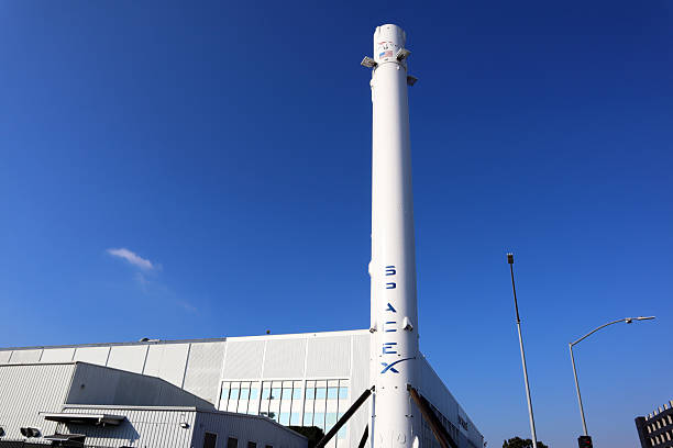 хоторн, калифорния: внешний вид штаб-квартиры spacex - starlink стоковые фото и изображения