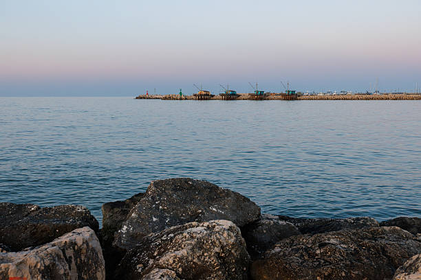 At the foot of the ancient village of Termoli, the Promenade of the Trabucchi winds its way, a portion of the coast from which you have access to the various trabucchi, or fishing machines that date back to the nineteenth century.