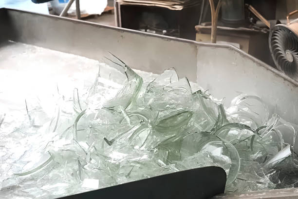 Recycling broken glass for recycling.
