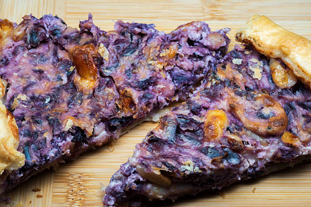 This savory puff pastry pie filled with red cabbage, pancetta, pine nuts, and ricotta is a versatile option, ideal for a quick lunch, an appetizer, or an aperitif.