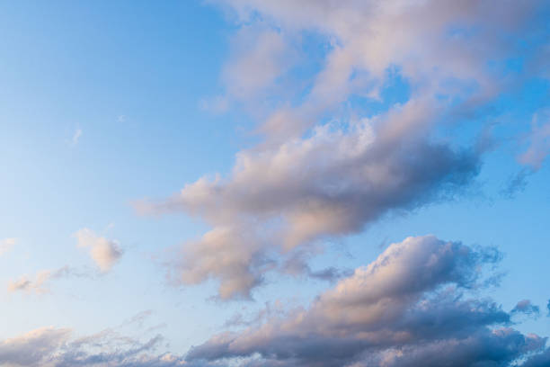 I photographed the sky and clouds from the mountain at dusk in winter.