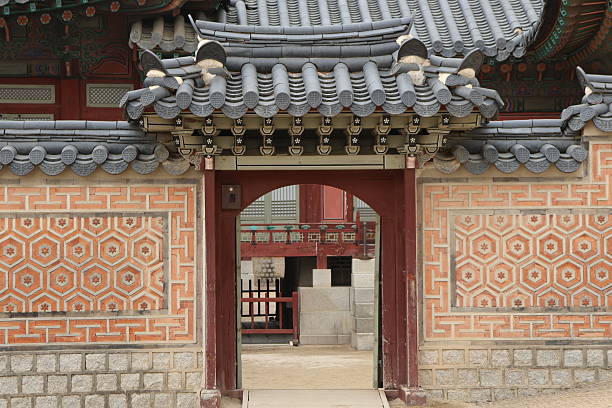 Looking inside through the small gates of Gyeongbokgung Palace surrounded with red walls of beautiful design, we can enjoy a landscape like a picture in an awesome frame. Trailing through all the doors at the place means one of fantastic journey to one of elegant and beautiful Korean historic spots.