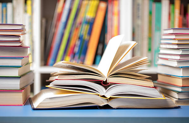 книги в библиотеке - книга стоковые фото и изображения