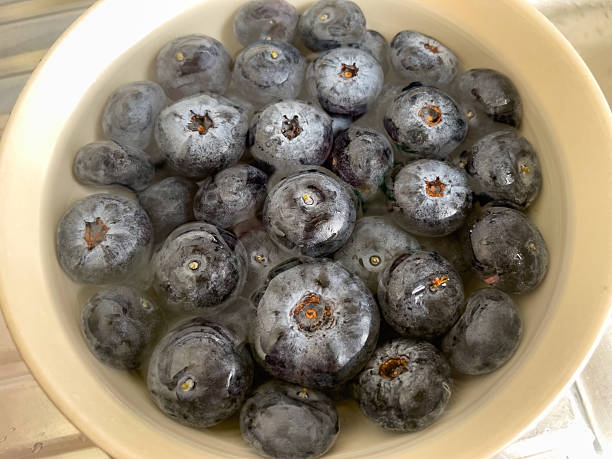 Soak the blueberries in water in a bowl.