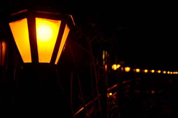 The sequence of lights suggests orientation, path, and continuity. Each light acts as a landmark on the path, evoking the idea of ​​a guide in the darkness.
