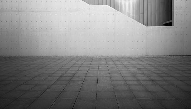 edificio de hormigón con muro de cemento gris y suelo de adoquines - piso de gran formato fotografías e imágenes de stock