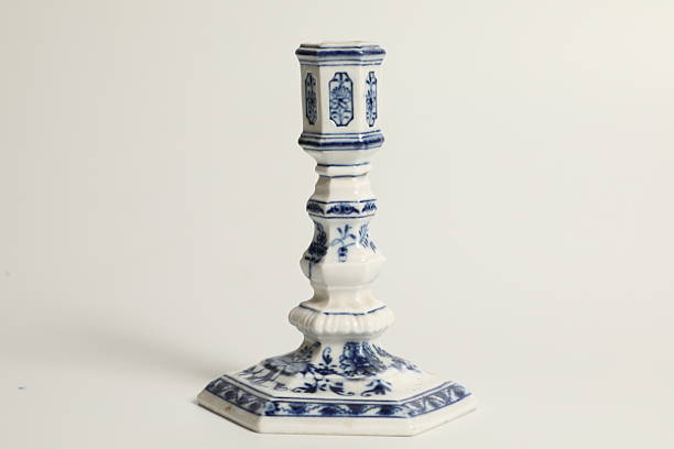 Un verre en cristal bleu ancien est posé.