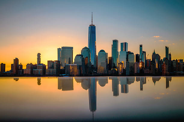 manhattan reflection - manhattan stad new york stockfoto's en -beelden