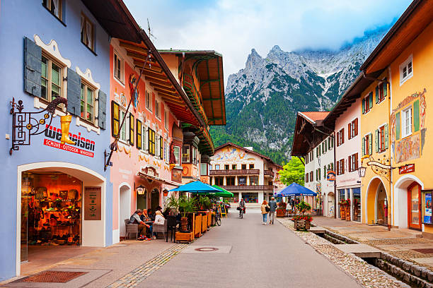 schöne lokale häuser in mittenwald, deutschland - kochel am see stock-fotos und bilder