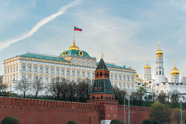 великий кремлевский дворец и колокольня ивана великого, московский кремль, россия - кремль стоковые фото и изображения