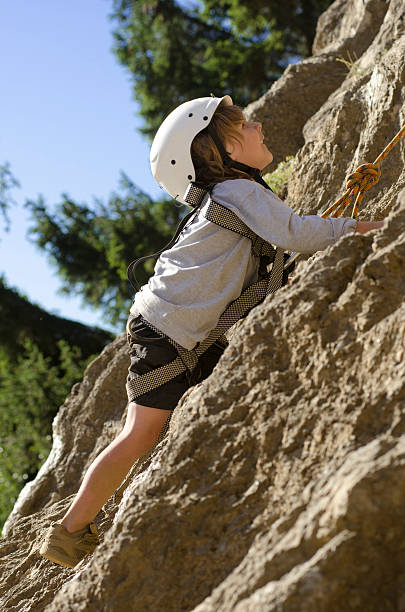 rock wspinacz - climbing mountain climbing rock climbing moving up zdjęcia i obrazy z banku zdjęć