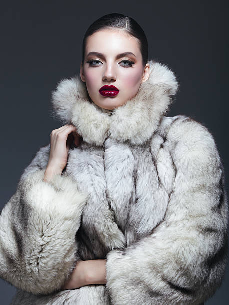mulher bonita com casaco de pele - stage makeup white caucasian fashion - fotografias e filmes do acervo