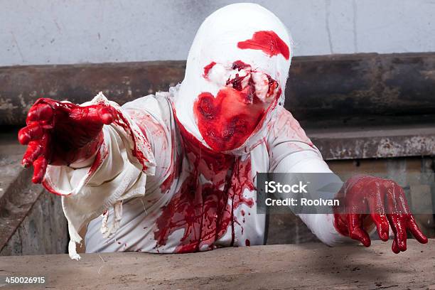 Bloodied Ligaduras Zombie - Fotografias de stock e mais imagens de Adulto - Adulto, Agressão, Animal