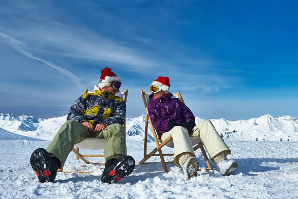 aprés de esqui na montanha durante o natal - apres ski couple love winter - fotografias e filmes do acervo