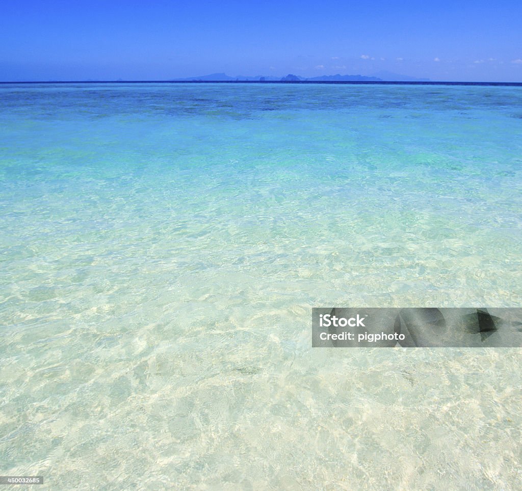 Spiaggia tropicale e le onde nel mare delle Andamane Tailandia asia - Foto stock royalty-free di Acqua