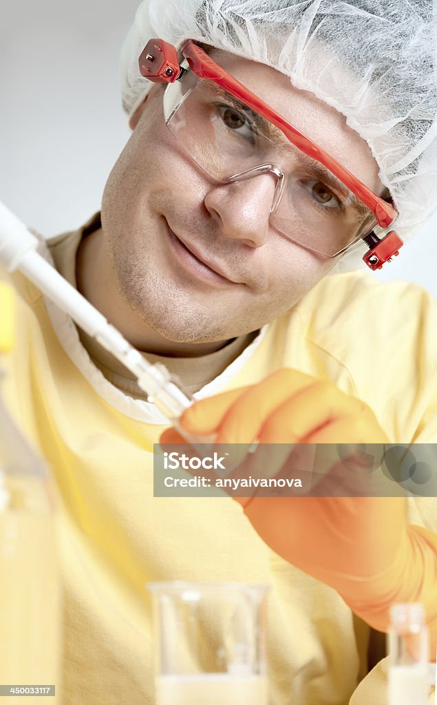 Portrait de souriant jeune Microbiologiste - Photo de Agent pathogène libre de droits