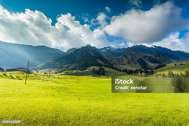 Erba Verde Montagna E Cloud - Fotografie stock e altre immagini di Berna - Berna, Brienz, Colore verde