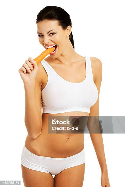 Atrakcyjna Kobieta W Białej Bielizny Jedzenie Marchewka - zdjęcia stockowe i więcej obrazów Białe tło