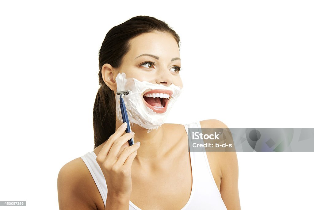 Jovem mulher com espuma de barbear no rosto e lesões. - Foto de stock de Adulto royalty-free