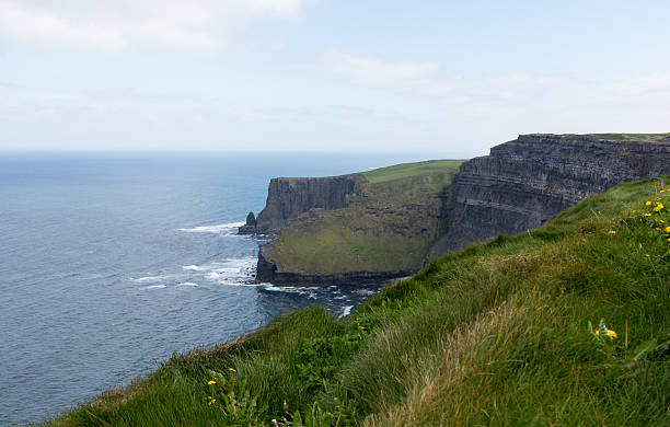 landspitze an der cliffs of moher - republic of ireland cliffs of moher cliff galway stock-fotos und bilder
