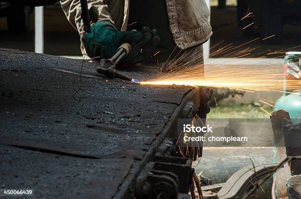 Il Taglio Dei Metalli - Fotografie stock e altre immagini di Accendere (col fuoco) - Accendere (col fuoco), Acciaio, Adulto