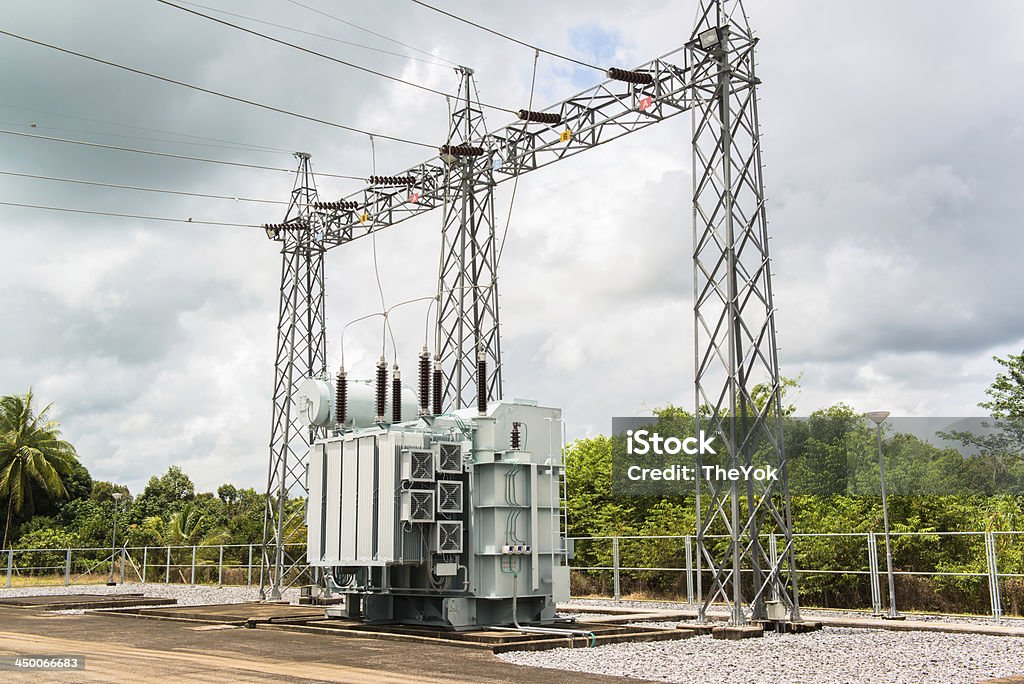 Transformador de Alta Voltagem elétrica e do polo - Foto de stock de Ampério royalty-free