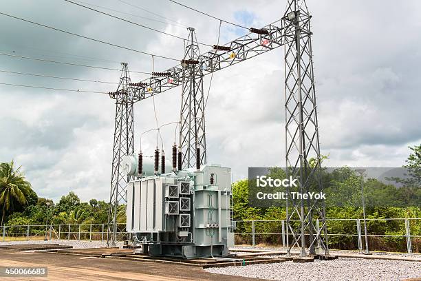 Foto de Transformador De Alta Voltagem Elétrica E Do Polo e mais fotos de stock de Ampério - Ampério, Arame, Armação de Construção