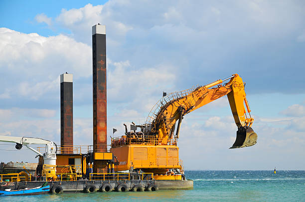 wprowadzanie nowych beach - industrial ship earth mover barge yellow zdjęcia i obrazy z banku zdjęć