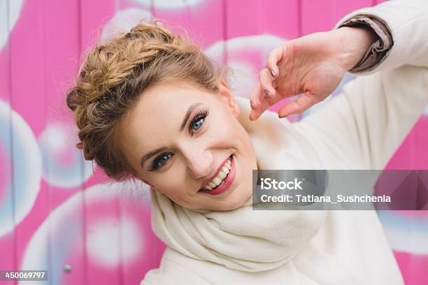 Photo libre de droit de Fille Heureuse Avec Des Bulles banque d'images et plus d'images libres de droit de Bulle - Bulle, Cheveux tressés, 18-19 ans