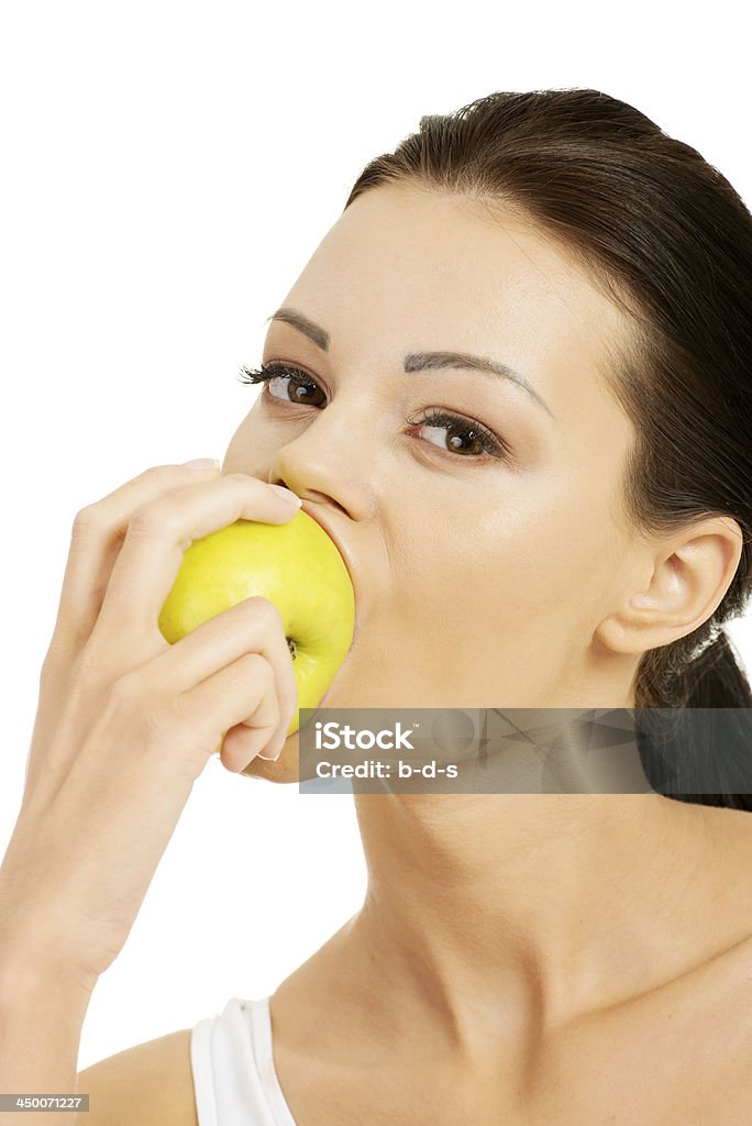 Jolie femme manger une pomme. - Photo de Adulte libre de droits