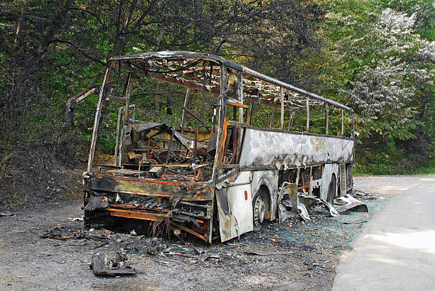 brûlées bus - damaged car photos et images de collection