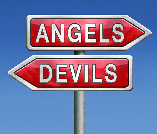 angels i devils - heaven hell road sign sign zdjęcia i obrazy z banku zdjęć
