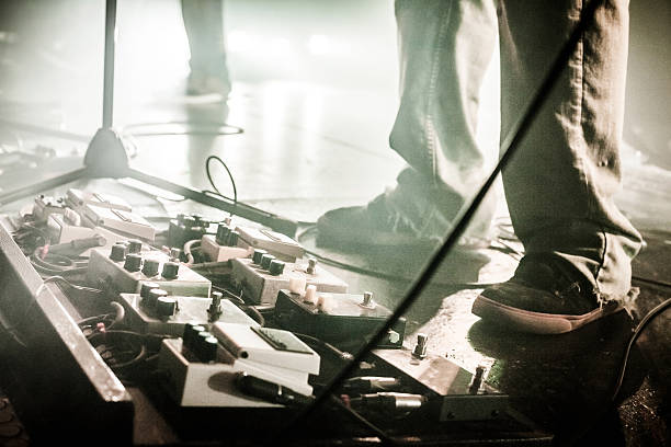 pedais com guitarra no palco banda ao vivo efectuar - guitar electric guitar modern rock metal imagens e fotografias de stock