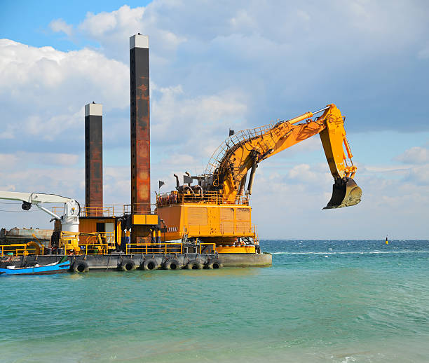 eine neue beach - industrial ship earth mover barge yellow stock-fotos und bilder