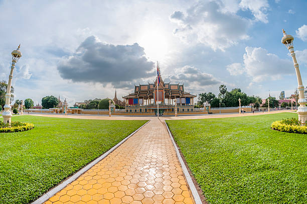 il palazzo reale e la pagoda d'argento a phnom penh, cambogia - stupa royal stupa local landmark national landmark foto e immagini stock