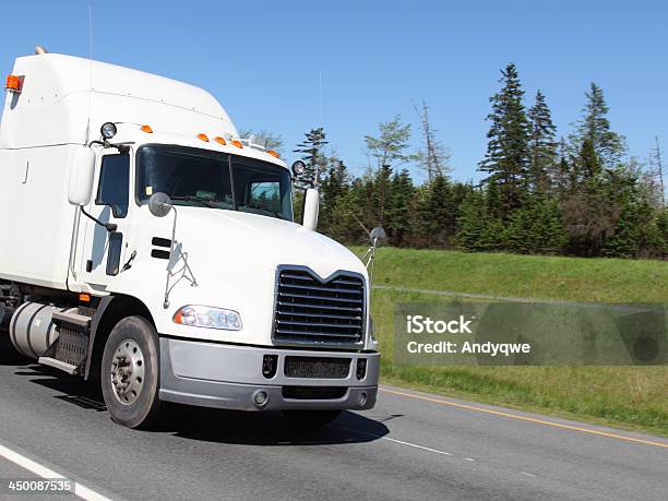 Branca Camião Articulado - Fotografias de stock e mais imagens de Ao Ar Livre - Ao Ar Livre, Atrelado de Carro, Autoestrada