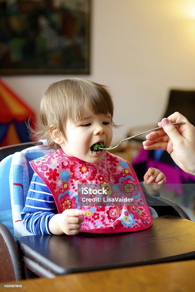 Enfant nourri - Photo de Épinard libre de droits