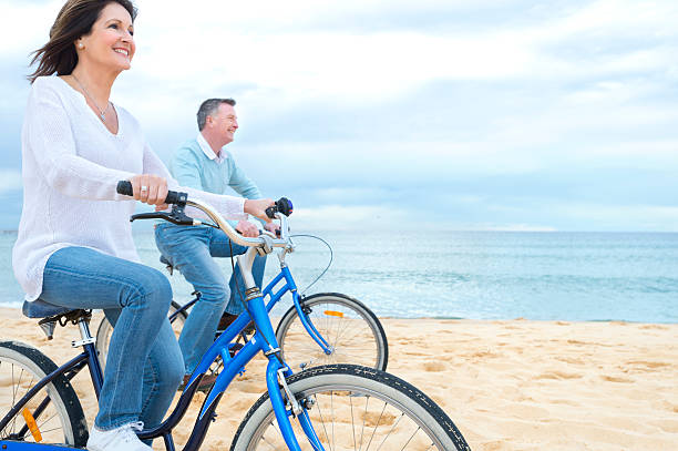 熟年カップルのサイクリングマシン - retirement mature couple couple bicycle ストックフォトと画像