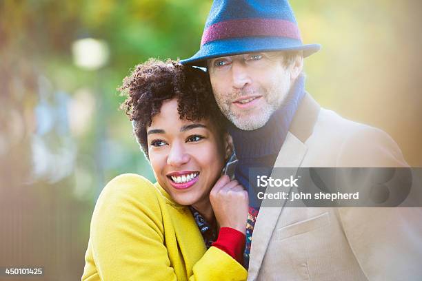 Photo libre de droit de Couple Embrassant banque d'images et plus d'images libres de droit de Adulte - Adulte, Adulte d'âge mûr, Affectueux