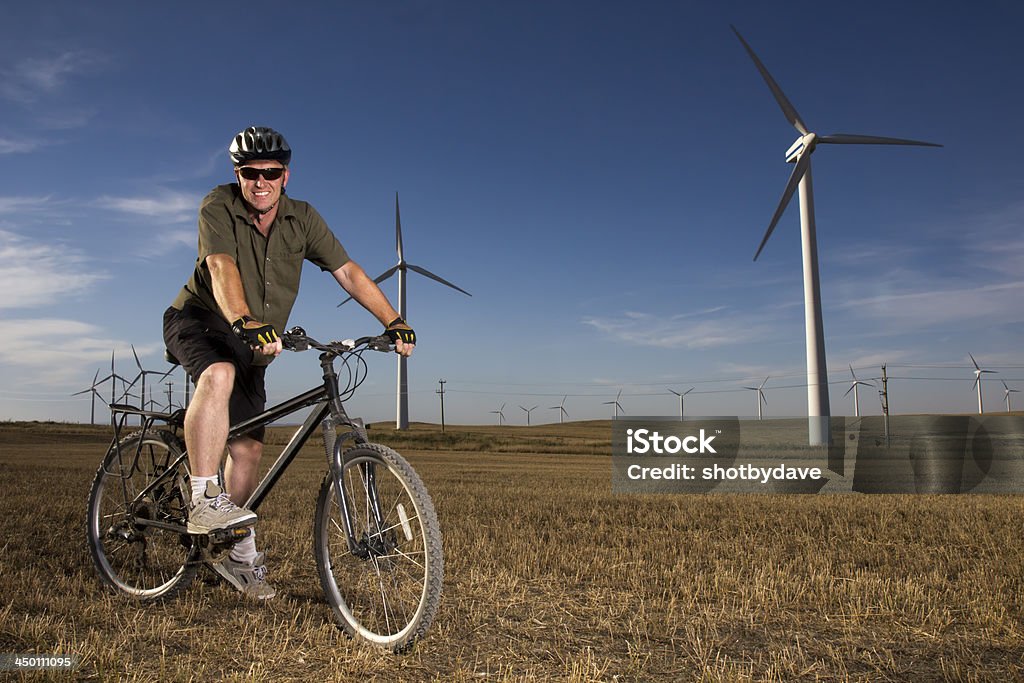 Du vélo dans la Wind Turbines - Photo de VTT libre de droits