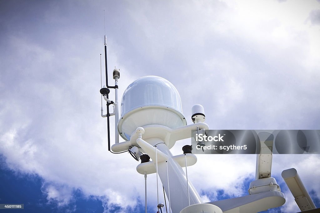 radar, equipamentos de segurança a bordo de um iate - Foto de stock de Antena - Equipamento de telecomunicações royalty-free