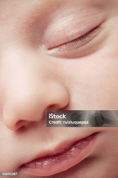 Bebé Recién Nacido Durmiendo Primer Plano Foto de stock y más banco de imágenes de Ojo - Ojo, Primer plano, Recién nacido - 0-1 mes