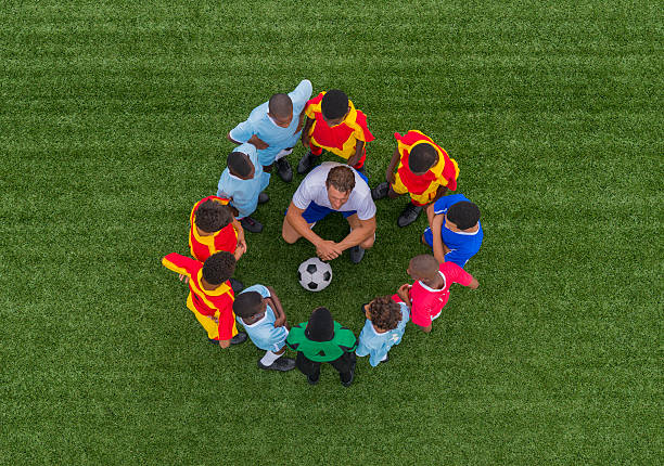 футбол команда встреч - playing field kids soccer goalie soccer player стоковые фото и изображения