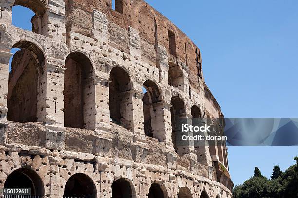 Colosseum - Fotografias de stock e mais imagens de Anfiteatro - Anfiteatro, Arcaico, Arco - Caraterística arquitetural