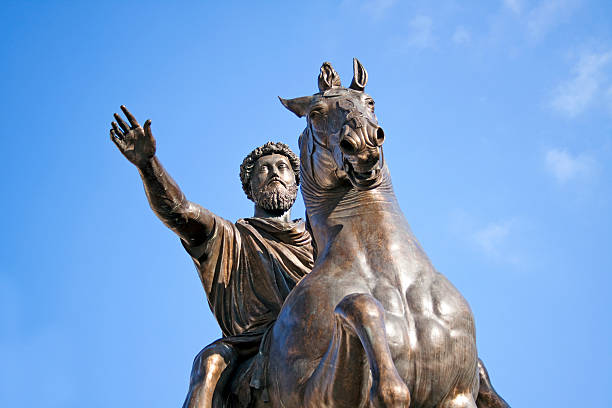marco aurelio, imperatore romano, roma, italia - piazza del campidoglio statue rome animal foto e immagini stock