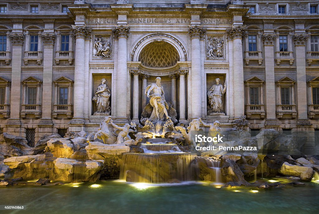 "A Fontana di Trevi, em Roma, Itália" - Foto de stock de Arcaico royalty-free