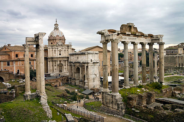 blick auf den ruinen in forum romanum, rom, italien - rome sunlight roman forum temple of saturn stock-fotos und bilder