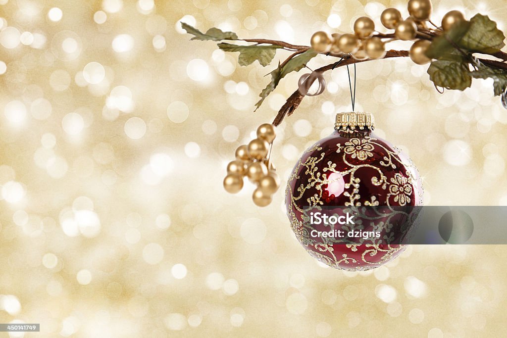 Or Boule de décoration de Noël sur un arrière-plan - Photo de Boule de Noël libre de droits