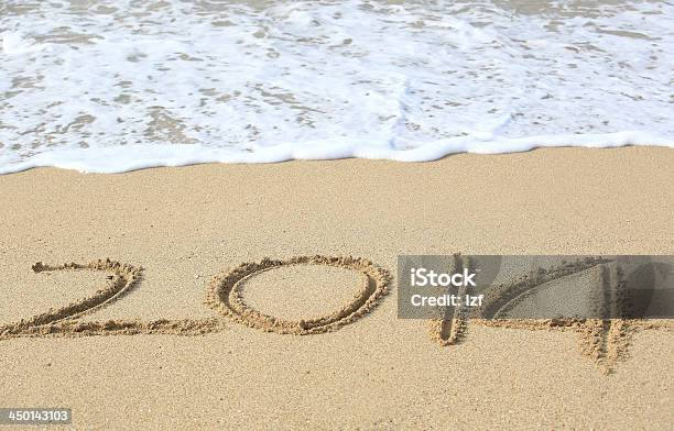 Foto de Feliz Ano Novo 2014 Na Praia Com Ondas Do Mar e mais fotos de stock de 2014 - 2014, Areia, Arrebentação